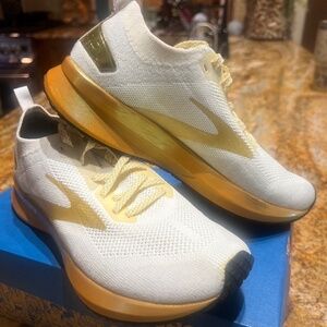 Brooks Levitate 4 running shoes size 8 white & gold